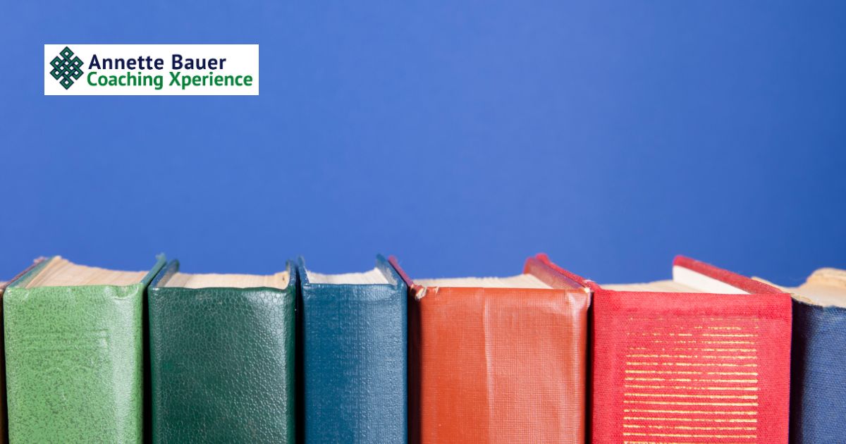 Buchruecken, Bücher im Mai: Trauma, Angst, Wunderfrage & die Systemische Therapie. Annette Bauer Coaching Xperience