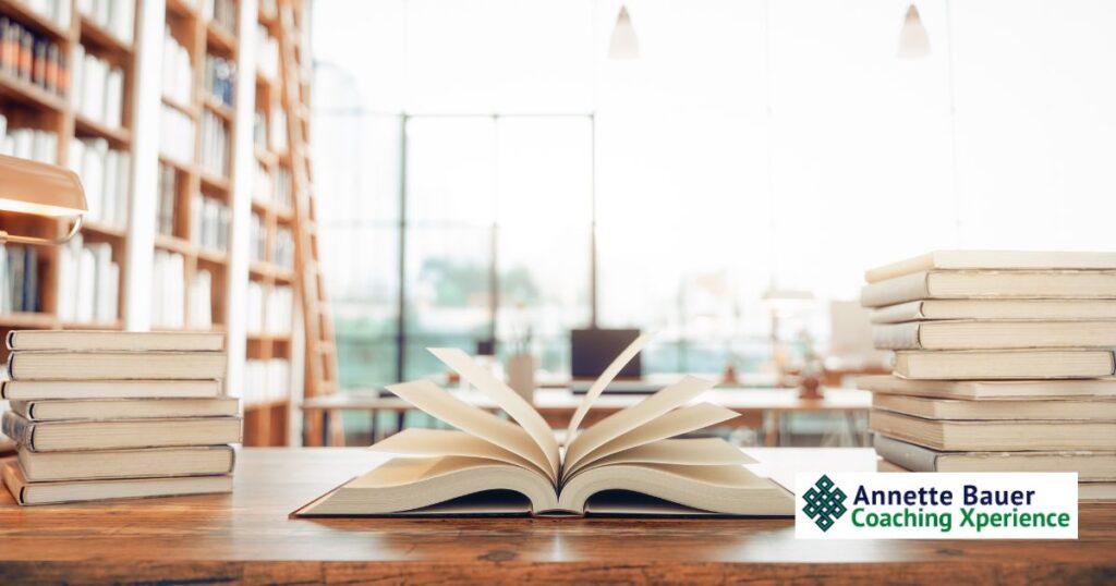 Tisch, Buch, Frauen-Bücher über Wechseljahren, Ernährung & Achtsamkeit Annette Bauer Heilpraktikerin Psychotherapie