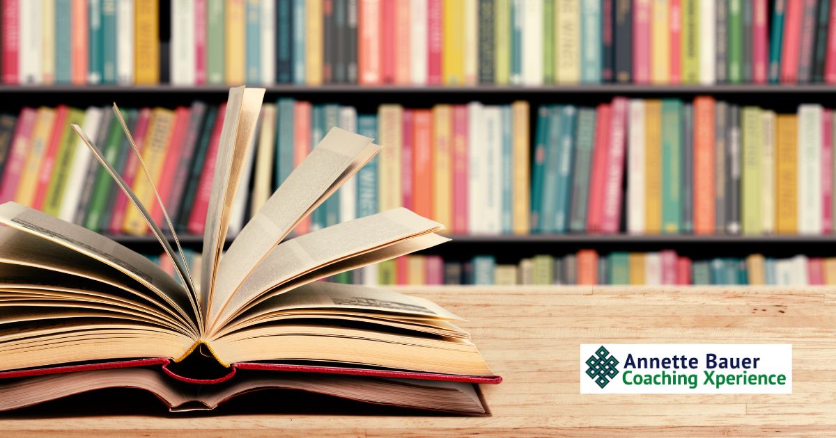 Regale mit Buechern, aufgeschlagenes Buch, Ratgeber zu Angst, Demenz, Trauma & Seele Annette Bauer Heilpraktikerin Psychotherapie