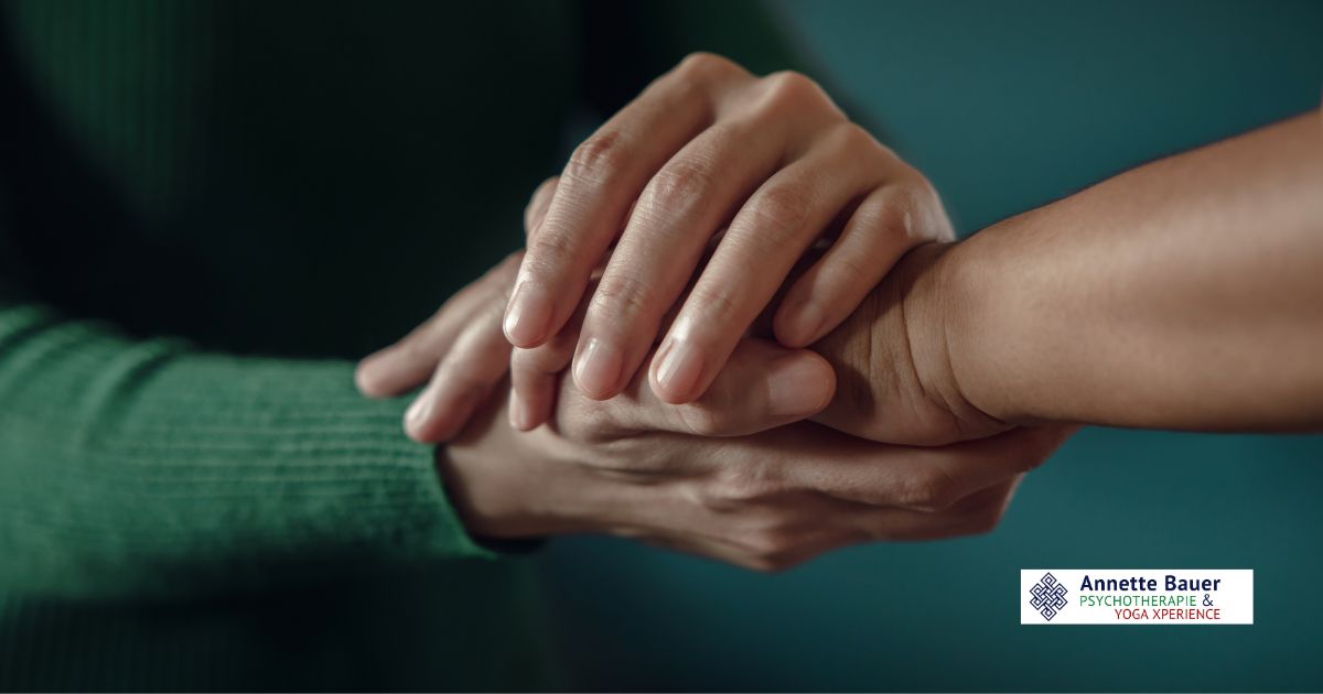 zwei Hände, Um Hilfe bitten leicht gemacht HP Psychotherapie Annette Bauer Yoga Xperience