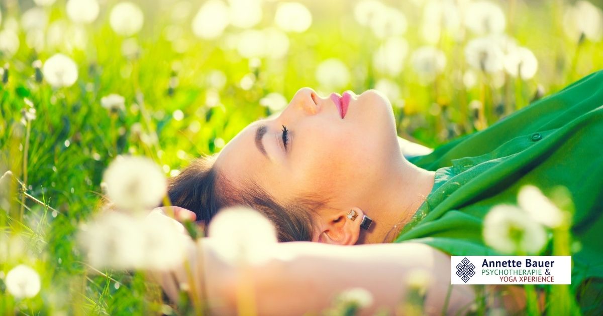Frau, Wiese, 5 Atemübungen für den Alltag Annette Bauer HP Psychotherapie
