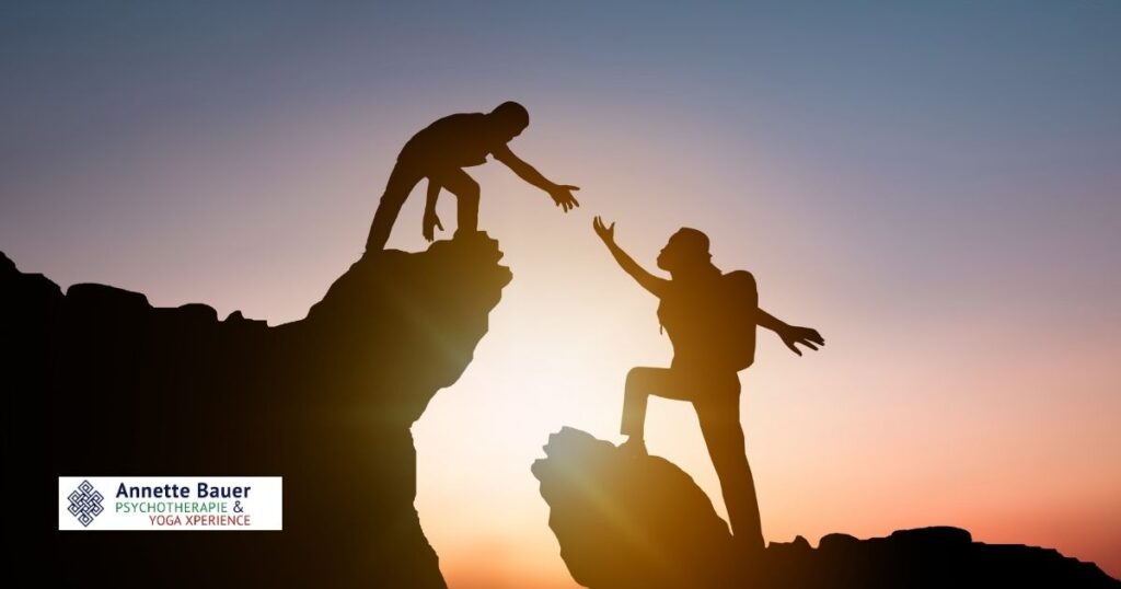 Berg, 2 Wanderer, 7 Anzeichen, dass du professionelle Hilfe brauchst Annette Bauer HP Psychotherapie