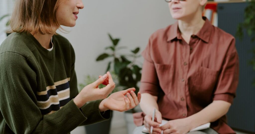 Zwei Personen, Hände, Warum der Heilpraktikerberuf wichtig ist Annette Bauer HP Psychotherapie